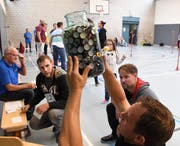 Eine der Aufgaben: Die Teilnehmer müssen die Flaschendeckel schätzen, die sich in einem grossen Glas befinden. (Bild: Yvonne Aldrovandi-Schläpfer)