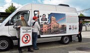 Mit Transparenten ausgerüstet, geht die Reise für Walter Kerschbaumer (links) und die Demonstranten nach Bern. Bild: Gianni Amstutz