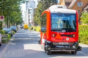 Der selbstfahrende Minibus in der Stadt Zug. (Bild: SBB)