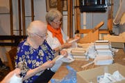 Maria Weber (rechts) und Lina Bischofberger spannen die 104 Taschentücher in die entsprechenden Rahmen. (Bilder: Zita Meienhofer)