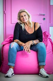 Renata Angehrn-Würmli liebt Rosamunde Pilcher Filme - und die Farbe pink. (Bild: Andrea Stalder)