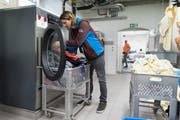 Ein Zivi bei der Arbeit: Das Parlament berät Massnahmen, um den Zivildienst im Vergleich mit dem Militärdienst weniger attraktiv zu machen. (Gaetan Bally/Keystone)