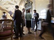 Die Politik spielt sich in den Augen vieler ausserhalb der Ratssäle ab. Der Ständerat will deshalb neue Transparenzregeln für Lobbyisten im Bundeshaus schaffen. (Bild: KEYSTONE/PETER KLAUNZER)