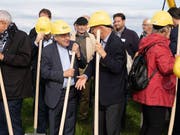 Architekt Mario Botta (in der Mitte links) und der frühere Astronaut Claude Nicollier (rechts) beim Spatenstich für das neue Observatorium oberhalb des Dorfes Niedermuhlern BE.