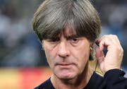 Nach der Niederlage vom Freitag gegen Holland, muss Jogi Löw heute Abend gegen Nordirland gewinnen. (Bild: Keystone)
