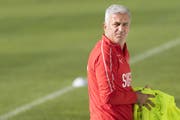 Nicht seine Lieblingsbeschäftigung, aber jetzt zentral: Nati-Trainer Petkovic sollte seine «Problemfälle »Shaqiri und Lichtsteiner besuchen. (Bild: Keystone)