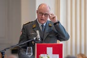 Der Chef der Armee, Philippe Rebord, sorgt sich um sinkende Armeebestände und sieht gar die Auftragserfüllung gefährdet. (Bild: KEYSTONE/Urs Flüeler)