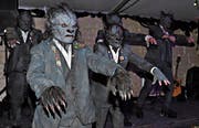 «Thriller Night»: In Michael-Jackson-Manier präsentieren die Wichastoaner Höllahünd dem Publikum im voll besetzten Festzelt tanzend ihr neues Motto.Bild: René Jann