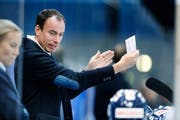 EVZ Academy: Corsin Camichel an der Bande im Spiel gegen Ajoie. (Bild: Stefan Kaiser, Zug, 18. August 2019)