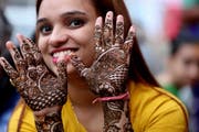 Eine junge indische Frau mit einem kunstvollen Henna-Tattoo. (Bild: Sanjeev Gupta/EPA - 14. August 2019)