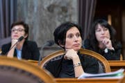Sie stehen vor ihrer letzten Session im Bundeshaus: Die SP-Ständerätinnen Pascale Bruderer (AG, vorne), Anita Fetz (BS, links im Hintergrund) und Géraldine Savary (VD). (Bild: Alessandro della Valle/Keystone)