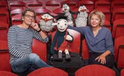 Parat zum Saisonstart: Stephan Zbinden, Frauke Jacobi, Filou und Pinguine. Bild: Urs Bucher