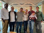 Eingerahmt von den Co-Turnierdirektoren Kiantki Thomas (links) und Philip Horyna (recht) sind von links: Urs Kamber (Präsident TC Luzern Lido), Marco Keller (OK-Mitglied), Martina Hingis, Harald Leemann und Töchterchen Lia. Bild: PD (Luzern, 7. September 2019)