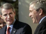 Rob Portman (l.) diente im Kabinett von US-Präsident George W. Bush unter anderem als Handelsbeauftragter. (Bild: Gerald Herbert/AP (Washington, 18. April 2006))