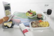 Nicht alles, was die Swiss an Bord auftischt, wird auch verzehrt. (Bild: Swiss)