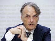Staatssekretär Mario Gattiker erläutert vor den Medien, warum der Bund zwei Asylzentren stilllegt. (Bild: KEYSTONE/PETER KLAUNZER)