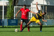 Kickers-Mittelfeldspieler Marko Brzovic (links) setzt sich hier im Zweikampf gegen Tavernes Nathan Muadianvita durch. Bild: Dominik Wunderli (7. September 2019)