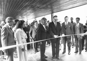 Der damalige Bundespräsident Hans Hürlimann eröffnet das Museum, links von ihm steht der Künstler Hans Erni. Links daneben seine Frau Doris und Verkehrshausdirektor Alfred Waldis. (Bild: Archiv Verkehrshaus der Schweiz, Luzern, 15. September 1979)