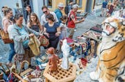 Auf der Suche nach Fundstücken: Besucher des Flohmarkts in der Zuger Altstadt. (Bild: Patrick Hürlimann, Zug, 3. Juni 2017)