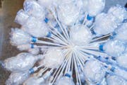 Eine Eisflocke, gebaut aus Hundert PET-Flaschen.