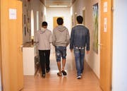 Die Zahl unbegleiteter minderjähriger Flüchtlinge hat in den vergangenen Jahren stetig zugenommen. Ihre Unterbringung und Betreuung - im Bild in einem Heim in Deutschland - ist im Kanton St.Gallen politisch teils heftig umstritten. (Bild: Uli Deck/KEY - 10. November 2015)