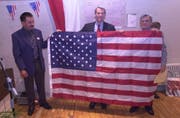 Im Jahr 2002 besuchte Rob Portmann (Mitte) die Gemeinde Herbetswil SO. Der Republikaner überreichte dem damaligen Gemeindepräsidenten Hans Fluri (l.) und dem Bürgergemeindepräsidenten Robert Huber eine amerikanische Flagge, die einst über dem Washingtoner Kapitol wehte. (Bild: PD/Gemeindearchiv Herbetswil)