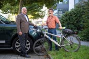 TCS-Präsident Luigi R. Rossi mit Auto (links) und VCS-Präsident Ruedi Blumer mit Velo. (Bild: Ralph Ribi - 4. September 2019)