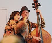 «Schuwapp-du-wapp» – Miriam Sutter singt Refrains mit Bassist Baldur Stocker. (Bild: Michael Hug)