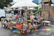Einer der über 20 Stände des Antik- und Flohmarktes beim Schulhaus Tellenmatt. (Bilder: Elly Küffer/PD, Stans, 7. September 2019)