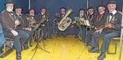 Das schlechte Wetter zwang die Musik, im kleinen Zelt aufzuspielen.Bild: Robert Hess (Alpnach, 8. September 2019)