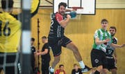 Luka Kovacevic, hier beim Sprungwurf, schliesst einen Emmer Angriff erfolgreich ab. Bild: Dominik Wunderli (Emmen, 7. September 2019)