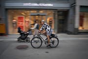 Eine Velofahrerin unterwegs in der Fussgängerzone der St.Galler Altstadt: Das ist teilweise erlaubt, bei Fussgängerinnen und Fussgängern vor allem in Stosszeiten aber nicht beliebt. (Bild: Benjamin Manser - 13. August 2019)