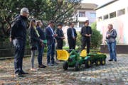Claudia Nuber (rechts) von der Pfarrei St. Leodegar übergibt den Mitgliedern der Baukommission Karten mit guten Wünschen für den Neubau. (Bild: PD)