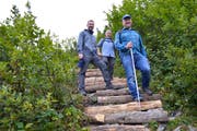 Der Wartauer Gemeindepräsident Beat Tinner (vorne) begeht zusammen mit dem Sarganser Gemeindepräsidenten Jörg Tanner (Mitte) und Jakob Gabathuler (hinten) von der Wartauer Wanderweg-Unterhaltsgruppe den neu gestalteten Weg zum Gonzen-Gipfel. (Bild: PD)