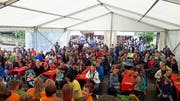 Die Plätze im Festzelt reichten an der Feier vom Samstag nicht aus, auch draussen standen viele Gäste. (Bild: PD)