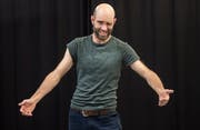 Samuel Mosima führt im Theaterhaus Thurgau in Weinfelden sein zweites abendfüllendes Programm «Affengaffen» auf. (Bild: Reto Martin)