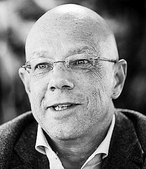 An Gus Konzerten kriegt man das Gefhl, man ssse mit einem Glas Rotwein bei ihm zuhause am Von Elvis bis Mel C und von Hittnau bis Rti. Frau Gschwind wohnt in einem Hochhaus in derselben Stadt. wenn man etwas sucht, ist es egal, wo man sucht, weil gefunden wird es sowieso woanders. Frhling 2017 - Sternenkeller Rti