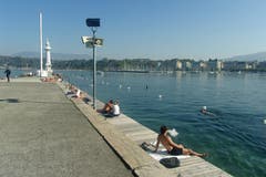 Sommerverlängerung in Genf: Leute im und um's Wasser. (Bild: Josef Müller)