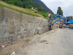 Nach dem Abriss der alten Mauer wird eine Schicht Spritzbeton auf den Hang aufgebracht und es werden Anker und Pfähle gesetzt. (Bild: PD)