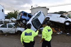 Zwei Polizisten begutachten die Lage in Sant Llorenc des Cardasar, in Mallorca am Tag danach. Wassermassen hatten die Provinz am Dienstagabend überrascht. (Bild: EPA/Atienza)