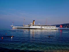 Noch viele Leute schwimmen im Genfersee. Im Hintergrund der Raddampfer Savoie (Bild: Josef Müller)
