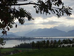 Morgendlicher Blick in Richtung Rapperswil-Jona, Seedamm und die noch bewölkten Glarner Berge. (Bild: Hubert Koch)
