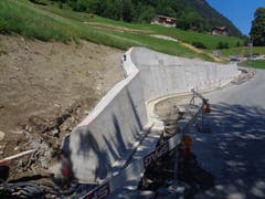 Die Stützmauer ist fertig betoniert. (Bild: PD)