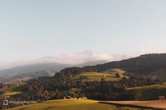 Das Appenzellerland bietet wunderbare Aussichtspunkte. Einer davon liegt unterhalb von Schwellbrunn mit der wunderbaren Aussicht Richtung Alpstein. (Bild: Philippe Müller)