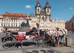 Am Altstädter Ring in Prag wartet ein Fiakergespann auf Kundschaft.