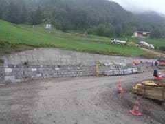 Aus Gründen des Landschaftsschutzes wird die Mauer mit Gubersteinen verkleidet. (Bild: PD)