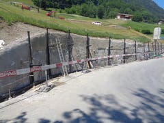 Drainageleitungen für die Entwässerung der Stützmauer werden eingebaut... (Bild: PD)