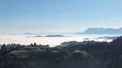 Herbstanfang im Napf Gebiet. Ahorn: Aussicht vom Gasthaus aus gesehen. Im Hintergrund rechts der Pilatus und links der Rigi. (Bild: Eric Bohnenblust (Napf Gebiet, 10. Oktober 2018))
