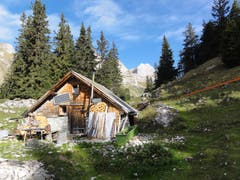 Kurze Rast bei der Gulmenhütte auf dem Weg zum Gulmen. (Bild: Othmar Keller)