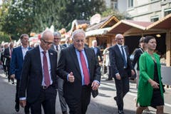 Johann Schneider-Ammann flaniert durch den Jahrmarkt. (Bild: Benjamin Manser)